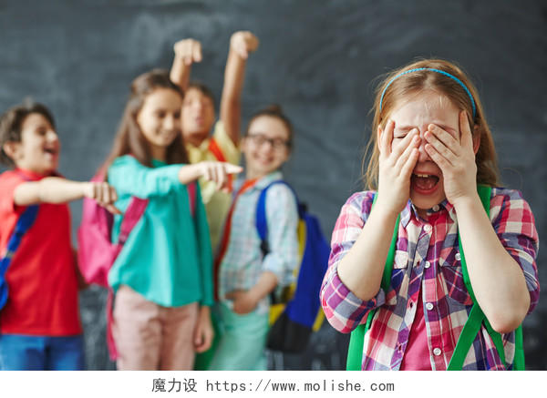 同学戏弄的背景上小女孩在哭泣焦虑同学矛盾烦躁恼火烦躁